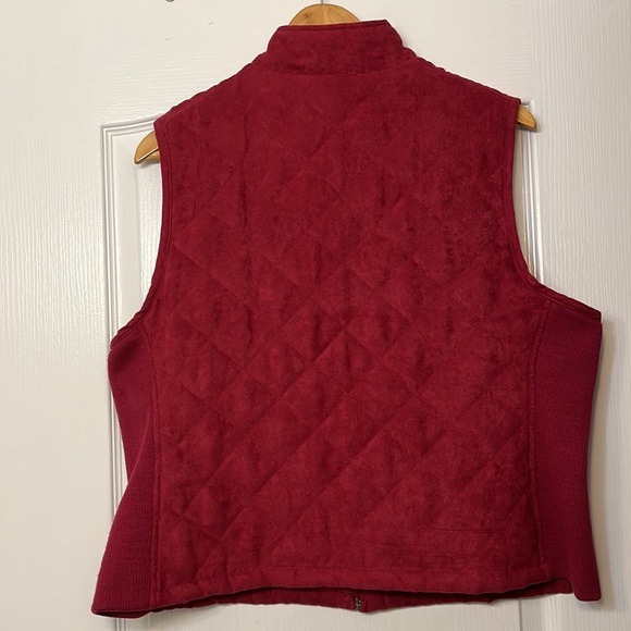 💋2/$20 Croft and barrow red holiday festive quilted vest - Picture 4 of 7